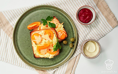 Подавайте тост с помидором, украшенным измельченным укропом.