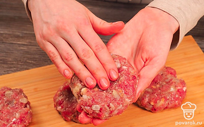 Сформируйте котлеты. Приправьте фарш солью и перцем, сформируйте небольшие лепешки. В центр каждой лепешки положите грибы и тертый сыр, слепите котлетку. Затем насыпьте панировочные сухари в глубокую миску и обваляйте котлету со всех сторон. Повторяйте процедуру до тех пор, пока не закончатся продукты.