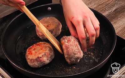 Обжарьте котлеты из индейки с грибами. Для этого разогрейте сковороду, влейте масло и выложите котлеты. Обжарьте с одной стороны около 4-5 минут, переверните и закройте сковороду крышкой. Продолжайте жарить до румяности, еще около 5-7 минут. Готовые котлеты выложите на бумажное полотенце, чтобы удалить излишки масла.