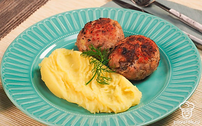 Котлеты из индейки с грибами выложите на порционные тарелки и подавайте с картофельным пюре.