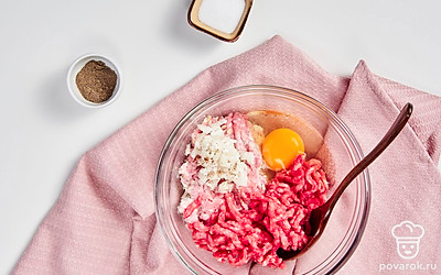 Подготовьте фарш. В большую миску положите фарш индейки и говядины. Добавьте яйцо, измельченный лук и чеснок, соль и черный молотый перец. Вымешивайте несколько минут.