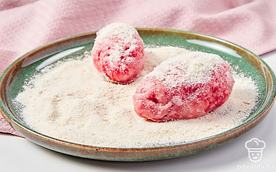 Сформируйте котлеты. Влажными руками сформируйте котлеты одинакового размера, затем каждую обваляйте в сухарной панировке.