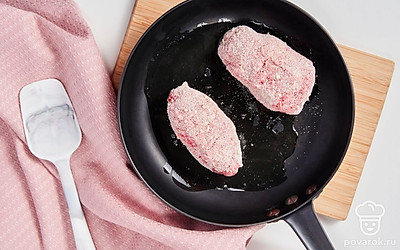 Пожарьте котлеты из индейки и говядины. Сковороду поставьте на плиту, влейте растительное масло и выложите котлеты. Жарьте с каждой стороны до румяности по 5 минут, а затем оставьте тушиться под крышкой 10-15 минут.