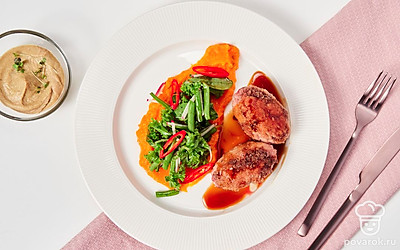 Котлеты из индейки с говяжьим фаршем подайте с картофельным пюре или другим гарниром.