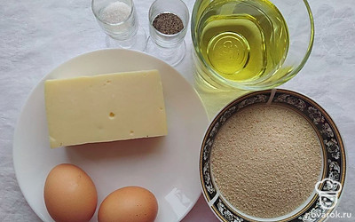 Насыпьте в тарелку панировочные крошки. Налейте растительное масло в чашку.