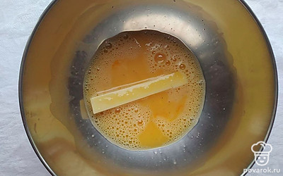 Нарежьте сыр длинными кусочками. Возьмите глубокую миску и разбейте два яйца, далее взбейте с солью и перцем.