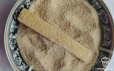 Каждый кусочек сыра окунайте в яйца, затем в панировочные сухари. Что бы сыр стал хрустящим повторяйте это действие несколько раз.