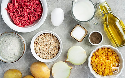 Картофель почистите, помойте и натрите на крупной терке. Лук почистите, помойте и измельчите в блендере.