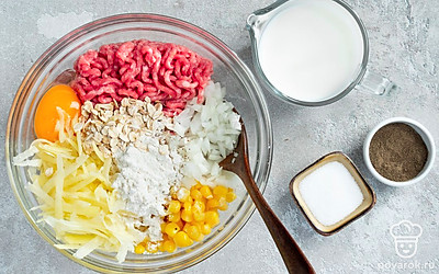 Подготовьте основу для котлет. В миску положите фарш, тертый картофель, измельченный лук, яйцо, геркулес и муку. Перемешайте. Добавьте консервированную кукурузу, влейте молоко, всыпьте соль и перец. Снова тщательно перемешайте и уберите на полчаса в холодильник.