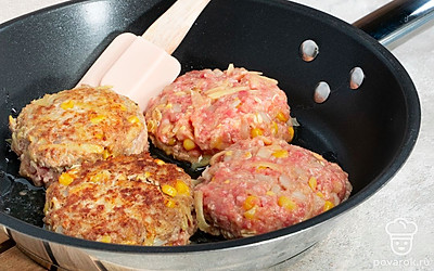 Пожарьте котлеты. Смочите руки холодной водой, отмерьте небольшое количество фарша и сформируйте котлету. Таким образом налепите все котлеты одной формы. Сковороду поставьте на средний огонь, разогрейте растительное масло и выложите котлеты. Жарьте с обеих сторон до готовности и образования румяной корочки.