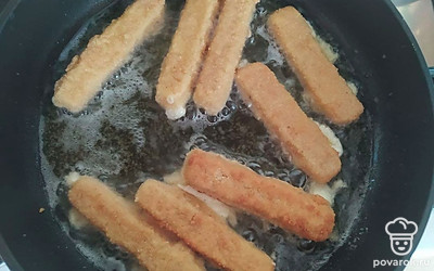 Разогрейте миску с большим количеством масла и аккуратно окунайте сырные палочки. Жарьте их до образования золотистой корочки.