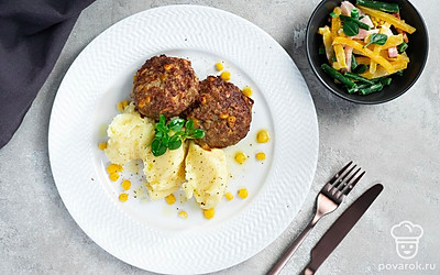 Подавайте котлеты с картофельным пюре.