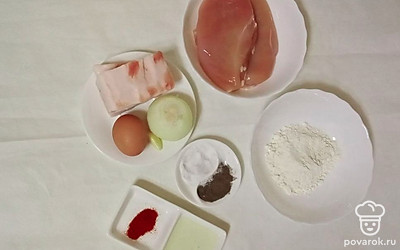 Куриную грудку помойте, обсушите и нарежьте небольшими кусочками. Сало также нарежьте, лук очистите и нарежьте на 6 частей.
