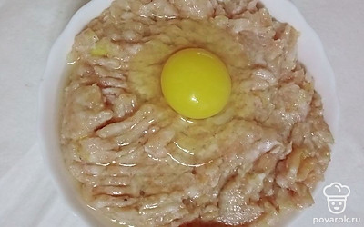 Перемолите на мясорубке куриную грудку, сало и лук. В полученный фарш добавьте яйцо, соль, черный молотый перец и другие специи по желанию. Перемешайте фарш и оставьте его на некоторое время.
