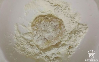 В отдельную емкость небольшого размера высыпьте немного муки. Из небольшого количества фарша сформируйте котлеты, каждую из которых обваляйте в муке. Затем стряхните лишнюю муку.