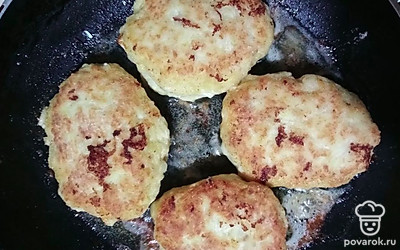 Разогрейте сковороду, обжарьте котлеты с каждой стороны не более 5 минут на среднем огне. Используйте совсем немного растительного масла, так как котлеты уже содержат достаточное количество жира.