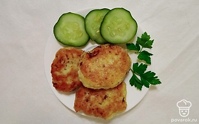 Подавайте котлеты вместе с вермишелью, гречневой или ячневой крупой. Они могут даваться и в качестве самостоятельного блюда, желательно, чтобы они были теплыми.