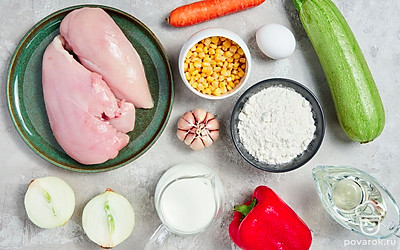 Куриное филе достаньте заранее из морозилки. Болгарский перец промойте и очистите от сердцевины. Кабачок промойте и отрежьте хвостики. Морковь промойте, очистите от кожуры и отрежьте хвостики. Листья салата промойте и обсушите бумажными полотенцами. Репчатый лук и чеснок очистите от шелухи. Подготовьте мясорубку.