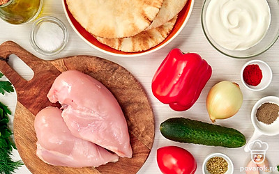 Зубчики чеснока и лук очистите от шелухи. Вымойте помидор, болгарский перец, огурец, петрушку и укроп. Порежьте помидор и болгарский перец ломтиками, лук полукольцами. Мелко натрите чеснок и огурец. Отожмите сок у огурца. Петрушку и укроп мелко порубите. Промойте куриное филе и обсушите чистым тканевым полотенцем.