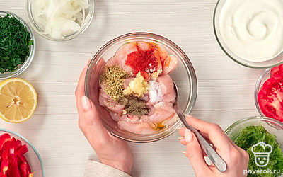 Замаринуйте курицу. Курицу порежьте полосками длиной примерно 7 см. Натрите на мелкой терке чеснок. В миску переложите нарезанное куриное филе, добавьте чеснок, паприку, орегано, оливковое масло, соль и перец по вкусу. Перемешайте, накройте пищевой пленкой и уберите в холодильник на 1 час.