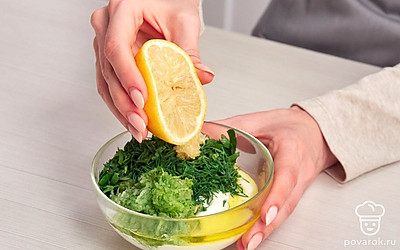 Сделайте соус. Порежьте помидор и болгарский перец ломтиками, лук полукольцами. Мелко натрите чеснок и огурец. Отожмите сок у огурца. Петрушку и укроп мелко порубите. Смешайте чеснок, огурец, петрушку и укроп в миске, добавьте йогурт, оливковое масло и лимонный сок.