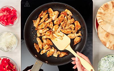 Обжарьте курицу. Хорошо разогрейте сковороду с небольшим количеством оливкового масла, выложите мясо и обжарьте до готовности около 5-7 минут с каждой стороны.