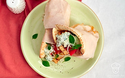 Перед подачей можно завернуть гирос в пергаментную бумагу, как в бистро — так блюдо будет выглядеть компактнее, и его будет удобно есть без страха испачкаться.