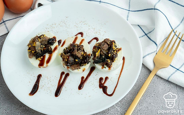 Яйца, фаршированные шампиньонами и луком — Рецепт с фото