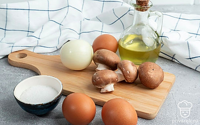 Яйца отварите. Почистите лук. Подготовьте остальные ингредиенты