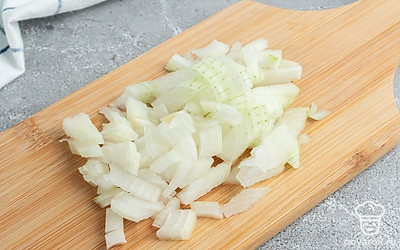 Лук и грибы нарежьте.Желток мелко покрошите.