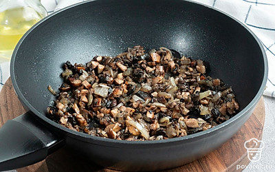 Обжарьте на сковороде лук,затем добавьте грибы,обжарьте все вместе.