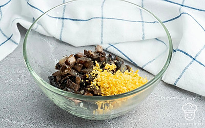 Смешайте в миске:смесь лука с грибами,желтки,соль.