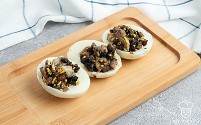 Разложите начинку в яйца.