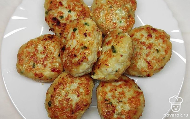 Сочные домашние куриные котлеты с сыром — Рецепт с фото