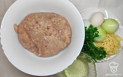 Выложите фарш в тарелку. Очистите лук от шелухи. Натрите сыр. Промойте зелень.