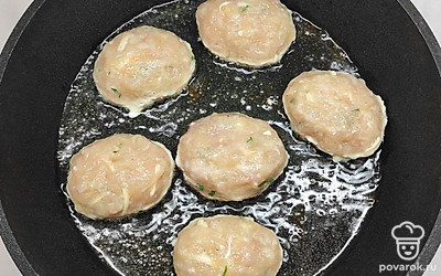 Разогрейте сковороду и смажьте ее маслом. С помощью ложки выкладывайте фарш на сковороду и формируйте котлеты. Обжаривайте с каждой стороны по пару минут до золотистой корочки.