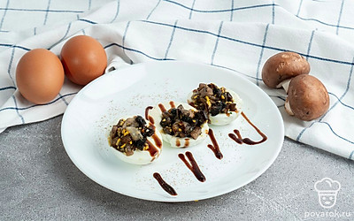 Яйца фаршированные шампиньонами и луком готовы! Приятного аппетита!