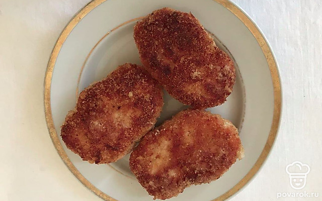 Домашние котлеты из куриной грудки и ветчины — Рецепт с фото