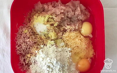 Измельчите куриную грудку в блендере. Подготовьте миску и добавьте в нее измельченное филе, сыр и ветчину. Добавьте соль, специи по вкусу, яйца, майонез и муку. Хорошо перемешайте.