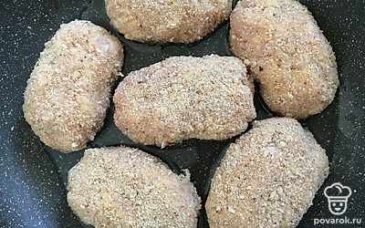 Из полученной массы сформируйте котлетки. Обваляйте их в панировочных сухарях. Подготовьте сковороду для жарки, добавьте в нее растительное масло. На разогретую сковороду положите котлеты. Обжарьте с двух сторон до готовности.