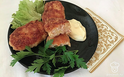 Перед подачей украсьте котлеты свежей зеленью, нарежьте овощи. Также по желанию сделайте к котлетам овощной салат и приготовьте соус. Еще приготовьте к блюду белый рис или другую любимую кашу.