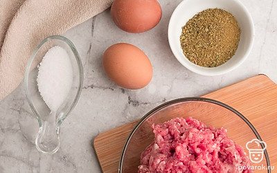 Подготовьте все ингредиенты. Заранее отварите два яйца. Разогрейте духовку до 180 градусов.