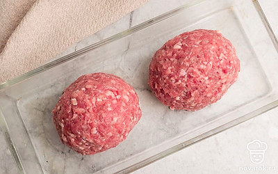 Выложите котлеты в форму для выпечки. Выпекайте в заранее разогретой до 180 градусов духовке в течение 30 минут.