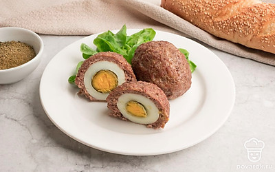 Котлеты фаршированные яйцами готовы! Выложите их на тарелку, предварительно разрезав пополам и украсьте на свой вкус листьями салата. Приятного аппетита!