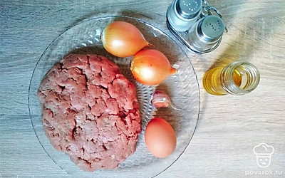 Из свежего мяса свинины приготовьте фарш, если Вы не купили его уже готовым. Подойдет свинина разных сортов – обрезь, лопатка, шея, тонкий и толстый край. Главное – мясо для котлет не должно предварительно подвергаться заморозке.