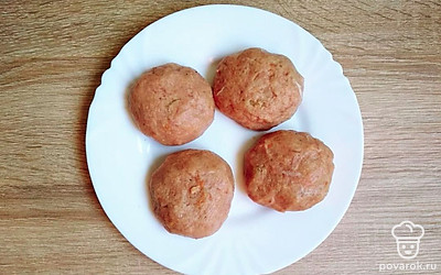 Добавьте к мясному фаршу соль, перец и разбейте сырое яйцо. Хорошо вымешайте и выбейте тесто. Выбивайте котлетное тесто так – над глубокой миской поднимайте невысоко горсть фарша и с силой бросайте его обратно. Следите, чтобы мясо не разлеталось в стороны. Благодаря этому приему котлеты получаются плотными и сочными. Сформируйте 18 одинаковых по размеру котлет.