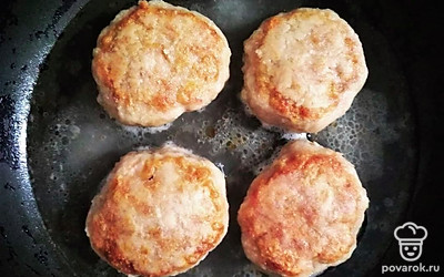 Затем сложите все обжаренные котлеты в сковороду, влейте добавить в сковороду горячей кипяченой воды около 1 стакана. Готовьте котлеты на тихом огне при закрытой крышке 20 минут.