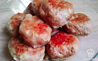 Подавайте домашние жареные котлеты из свинины с рисовым или гречневым гарниром, салатами и свежей зеленью.