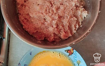 Лук и чеснок мелко нарежьте и добавьте в фарш, посолите и поперчите по вкусу.