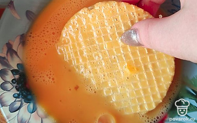 Яйцо взбейте в глубокой тарелке. Полученные котлеты обмакните в яйцо.